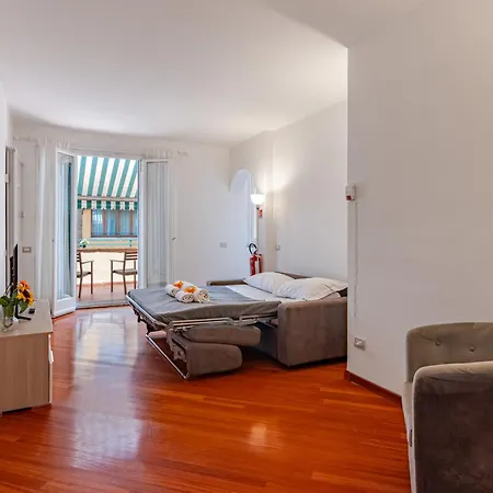Brd 41 13- Ponte Vecchio Elegant Attic شقة فلورنس